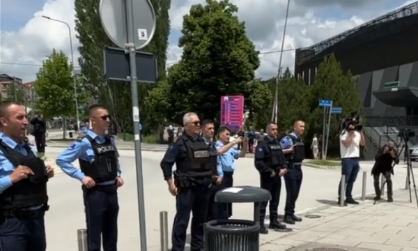 Disa qytetar shqiptarë protestojnë në jug, Policia bllokon Urën e Ibrit