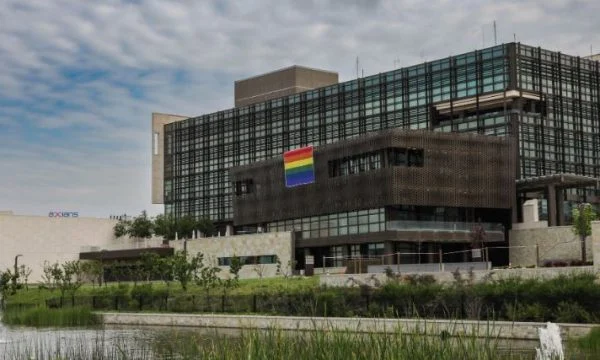 Ambasada amerikane e ka ngritur flamurin e LGBTQI+ në objektin e saj 