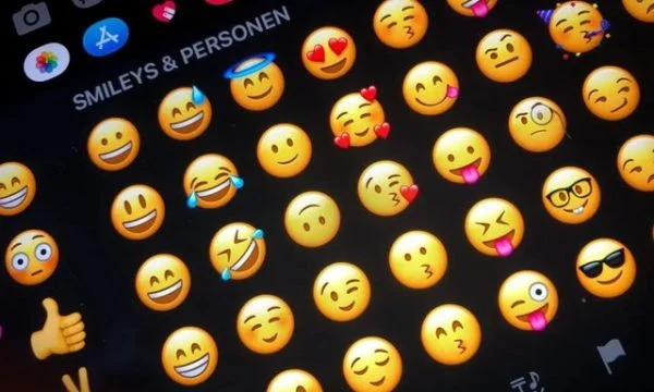 Njerëzit që përdorin këto emoji kanë më shumë sukses në flirtim