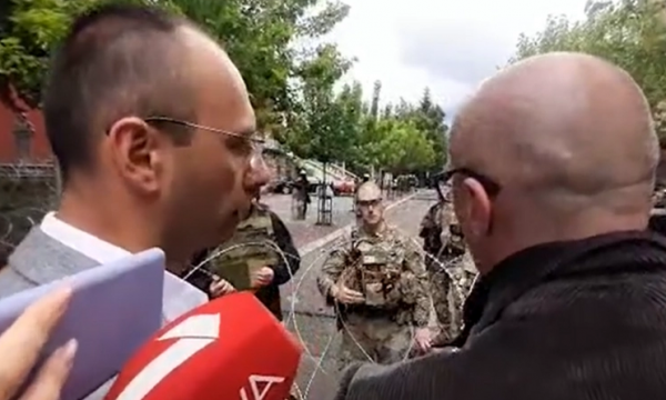 Oficeri i KFOR-it i tha dje Rakiqit: Njerëzit me maska i lënduan ushtarët e mi