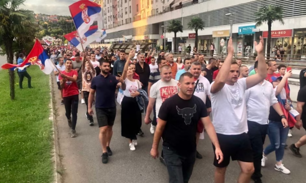 Disa qytetarë në Podgoricë mblidhen në mbështetje të serbëve në Kosovë