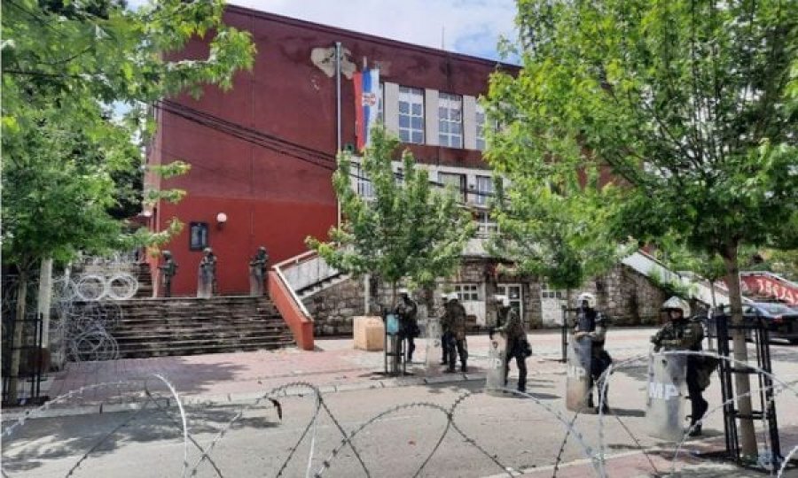Sulmohen dy shqiptarë në Mitrovicë
