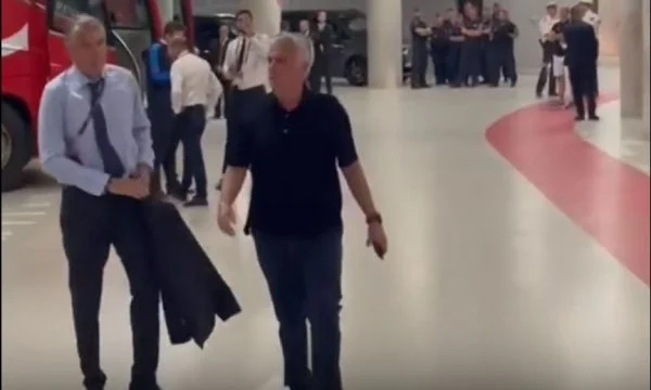 Jose Mourinho del prej kontrollit, turret  në parking dhe e sulmon e shan referin