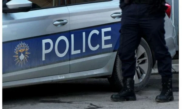 Në Gjilan një person përpiqet t’i shkelë me veturë policët, ata e gjuajnë me armë