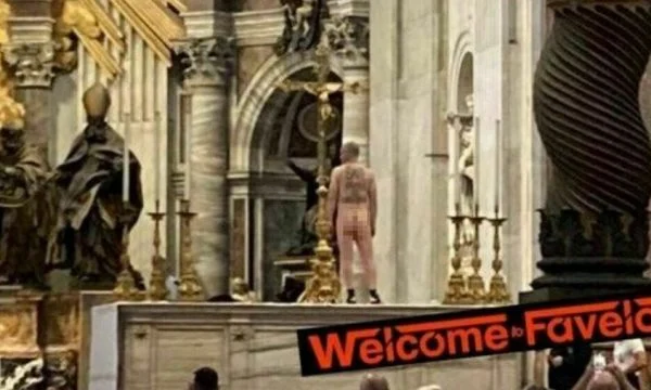Ndodh edhe kjo: Një burrë lakuriq shfaqet midis Vatikani