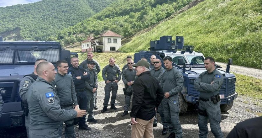Xhelal Sveçla viziton policët në veri 