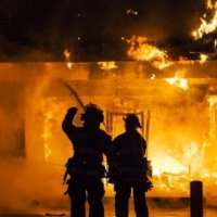Përfshihet nga zjarri një shtëpi në Klinë, lëndohen katër persona