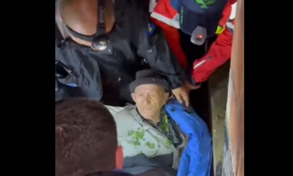 Ja momenti  kritik kur shpëtohet 84-vjeçari nga Prishtina që u raportua i zhdukur, por  kishte rënë në një gropë