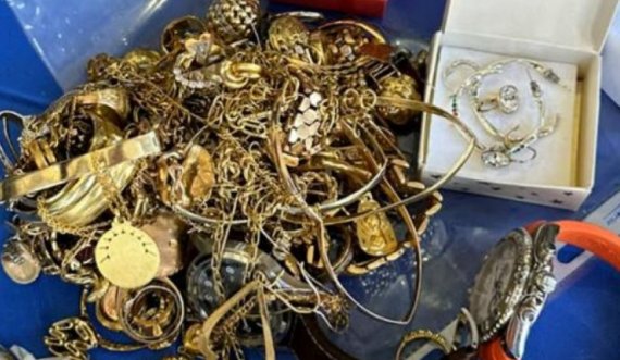 Fshehu në furgon 177 unaza, varëse, ora, 1900 euro dhe kokainë, arrestohet shoferi 