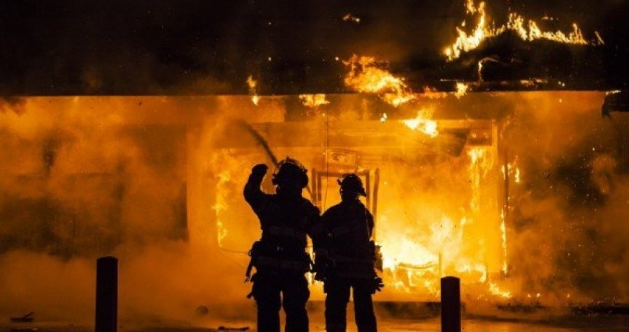 Përfshihet nga zjarri një shtëpi në Klinë, lëndohen katër persona