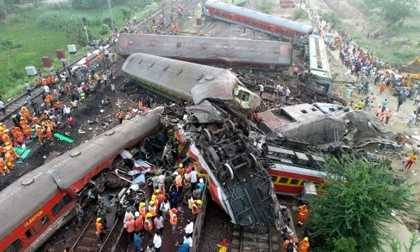 Detaje nga aksidenti i trenave në Indi