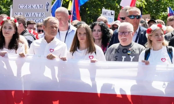 Rreth gjysmë milioni protestues  kanë dalë të dielën në qendër të Varshavës