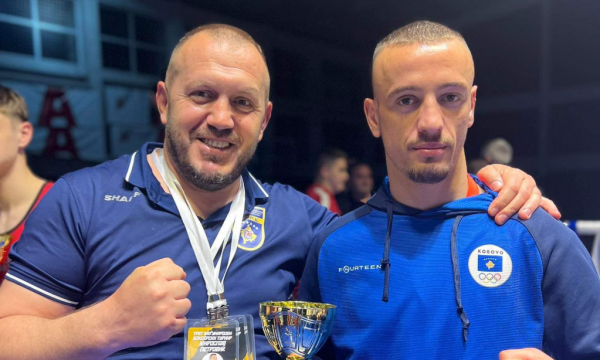 Boksieri kosovar Shpetim Bajoku mposht boksierin serb dhe fiton medaljen e artë