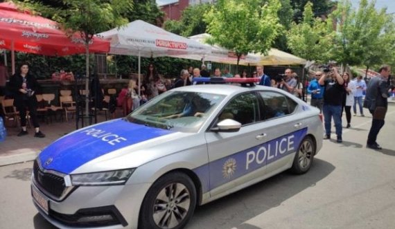 Bllokohet një makinë e policisë në mes të proteuseve në Zveçan