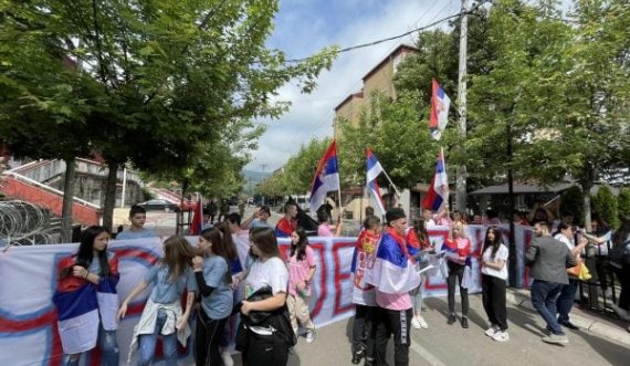  Zveçan: Në protestë po nxirren edhe nxënësit