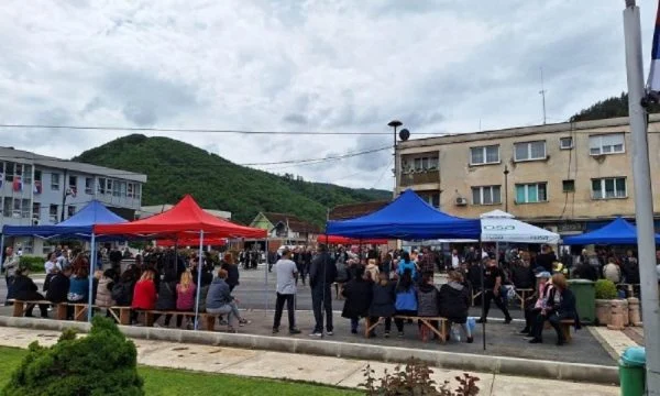 Protestuesit serbë fillojnë të mblidhen në veri