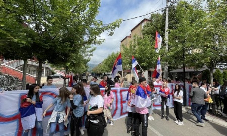  Zveçan: Në protestë po nxirren edhe nxënësit