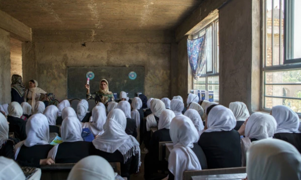Helmohen 80 nxënëse në një shkollë në Afganistan