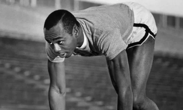 Vdes legjenda e atletikës botërore, njeriu i parë që vrapoi 100 metra për më pak se 10 sekonda