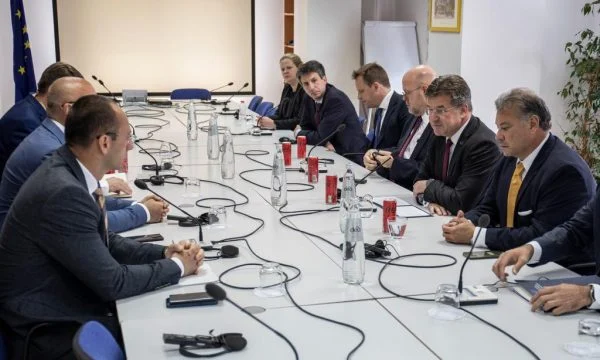 Escobar dhe Lajçak takojnë Listën Serbe