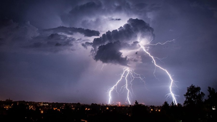 Vdes një burrë në Gjakovë, dyshohet se u godit nga rrufeja