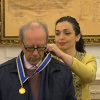 Vjosa Osmani e dekoron Ismail Kadare me urdhrin “Hasan Prishtina”