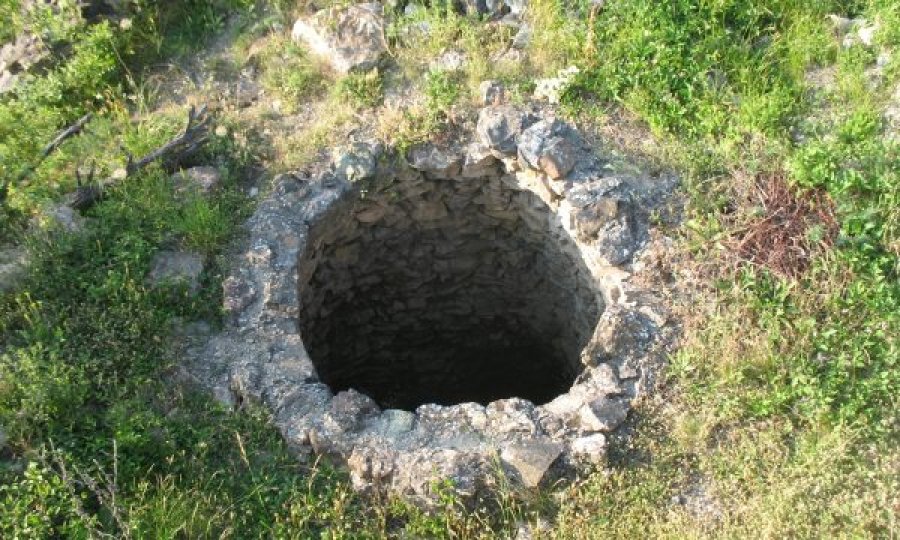Vdes një grua në Gjilan, ra në një bunar