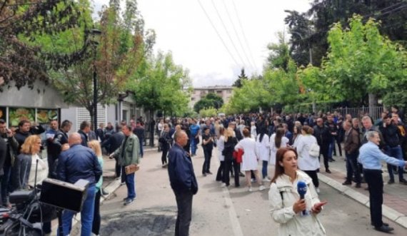 ​Serbët vazhdojnë protestat para objekteve komunale në veri