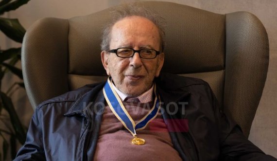 Ismail Kadare shpallet 'Qytetar Nderi' i Fushë-Kosovës