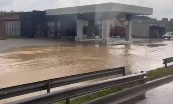 Magjistralja Prishtinë-Podujevë vërshohet nga uji