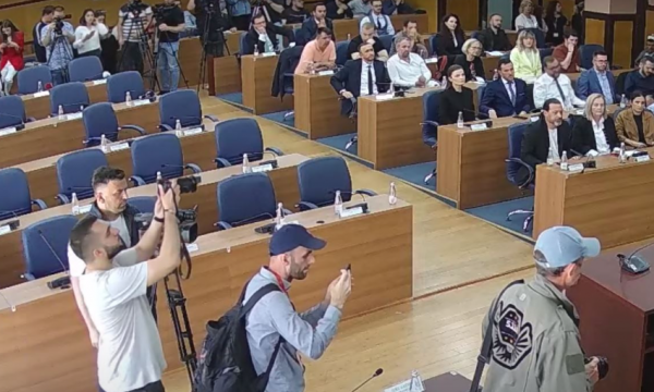  Kuvendi Komunal i Prishtinës i shkarkon 20 aksionarë të 10 ndërmarrjeve publike komunale