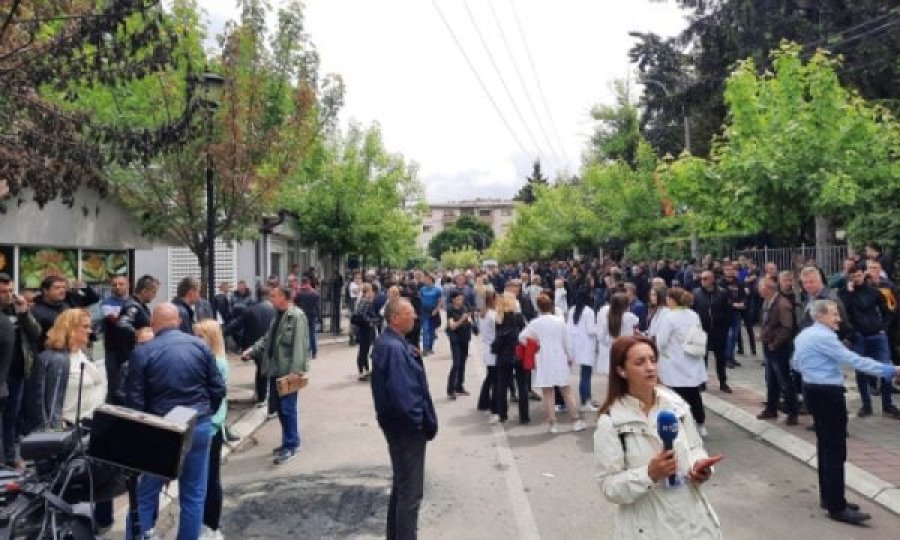 ​Serbët vazhdojnë protestat para objekteve komunale në veri