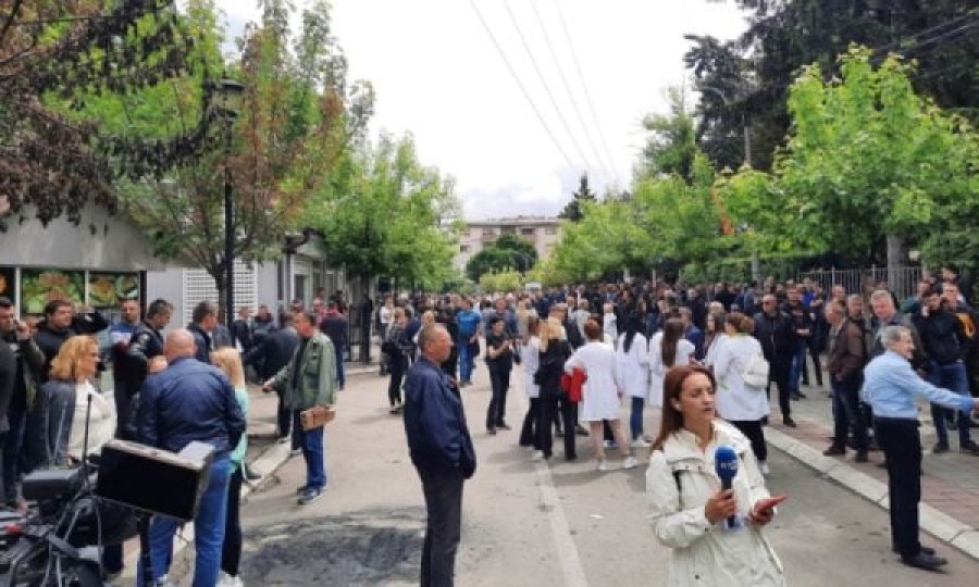 Serbët vazhdojnë protestat para objekteve komunale në veri