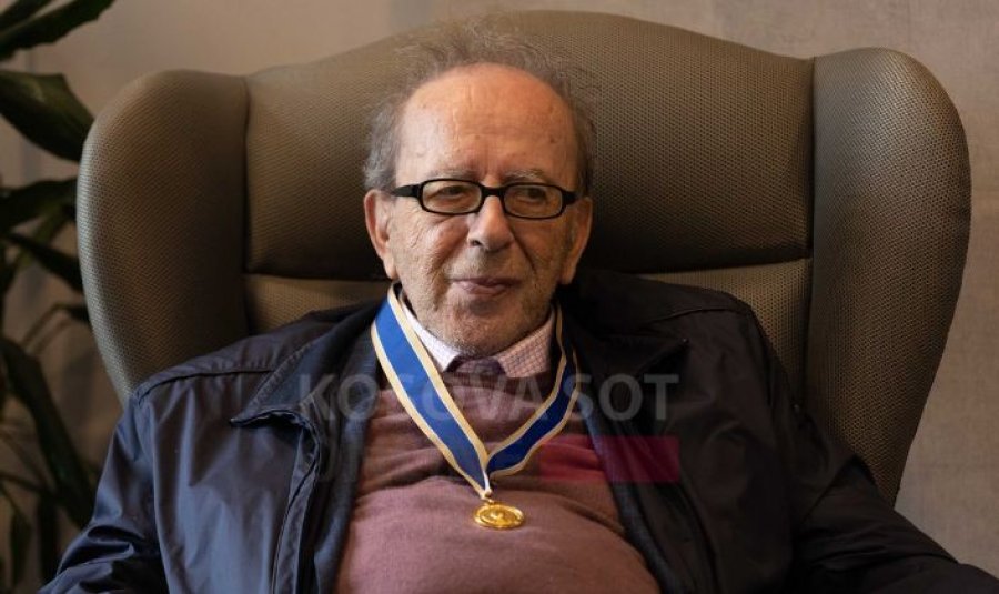 Ismail Kadare shpallet 'Qytetar Nderi' i Fushë-Kosovës