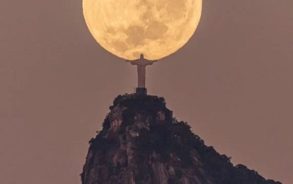 Statuja e Jezusit në Rio 'ngre' hënën në duar