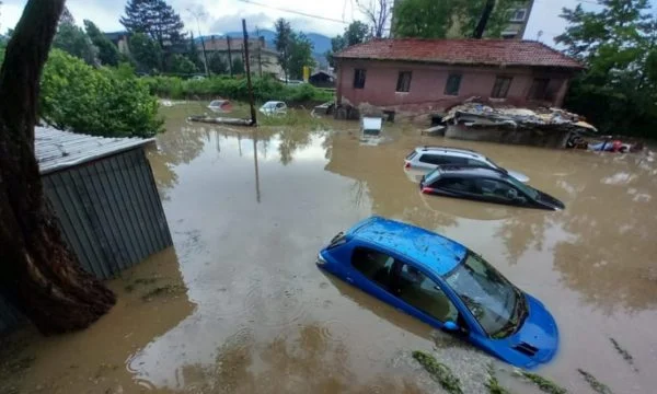 Përmbytje nga reshjet e dendura të shiut në Maqedoninë e Veriut