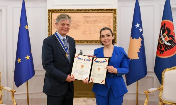 Osmani e dekoron me medalje presidenciale shefin e EULEX-it Wigemark
