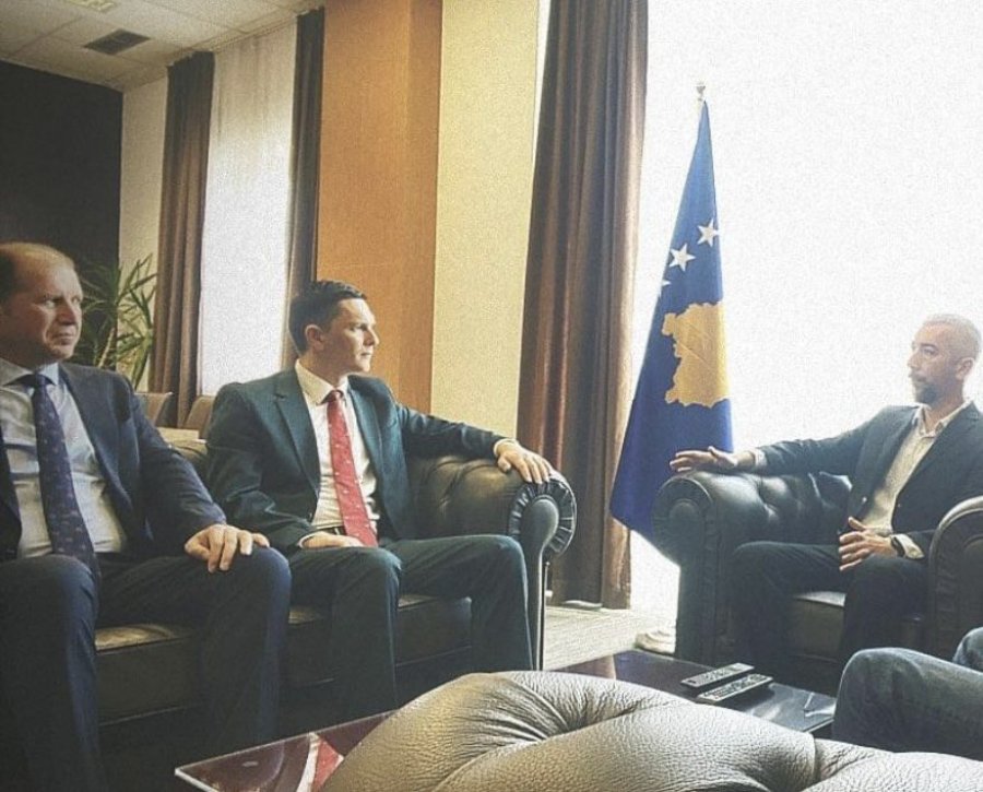 Atiq pret dy mysafirë në zyrën e tij nga MZHR-ja