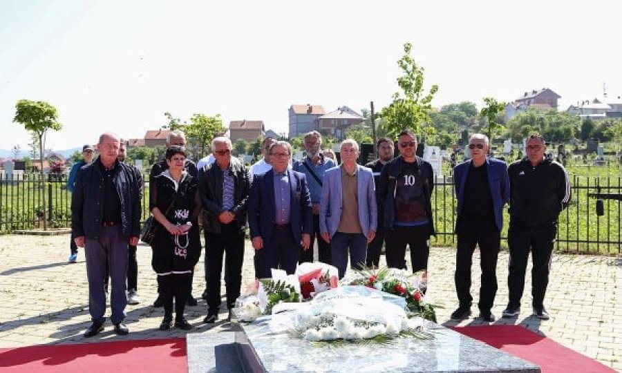 Delegacioni i FFK-së bën homazhe te varri i legjendës Fadil Vokrri
