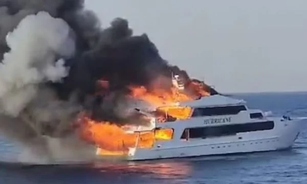 Anija shpërthen në flakë në mes të detit, disa turistë të zhdukur