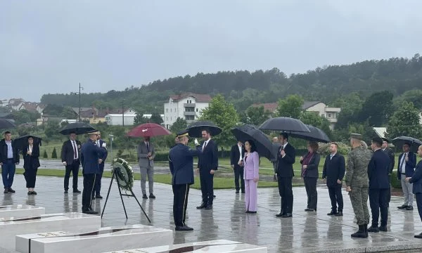 Osmani, Kurti dhe Konjufca  nderojnë ushtarët e rënë të NATO-s