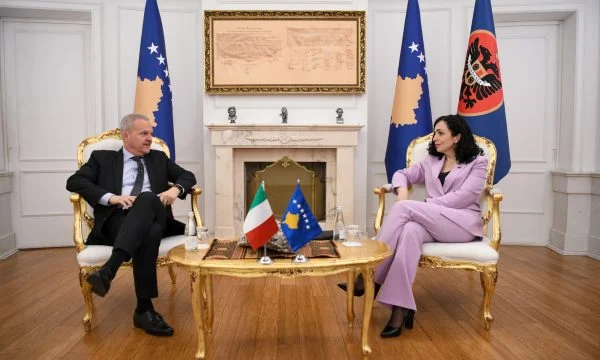 Osmani mirëpret në takim ambasadorin italian, i kërkon bashkëpunim për situatën në veri 