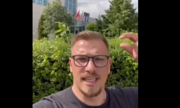 Serbi nga Mitrovica e Veriut paralajmëron vendosjen e flamujve të komuniteteve para objektit të Qeverisë