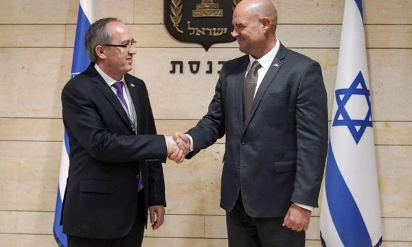 Hoti i kërkon Izraelit t’ia heq vizat Kosovës
