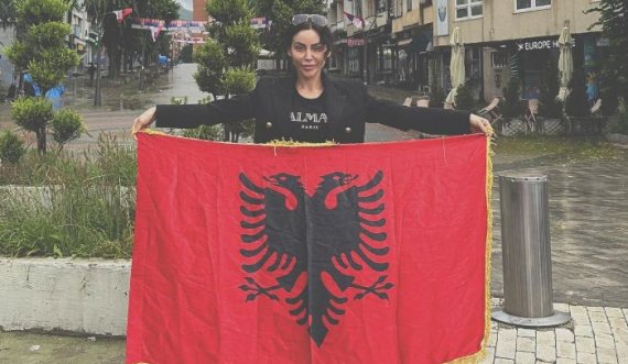Fjolla Morina pozon me flamur kombëtar në Mitrovicën e Veriut