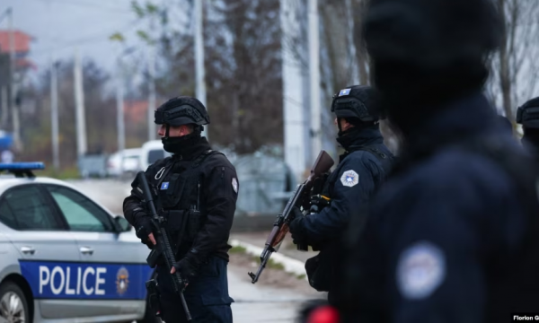 Tre policë janë lënduar gjatë arrestimit të drejtuesit të Mbrojtjes Civile në Veri