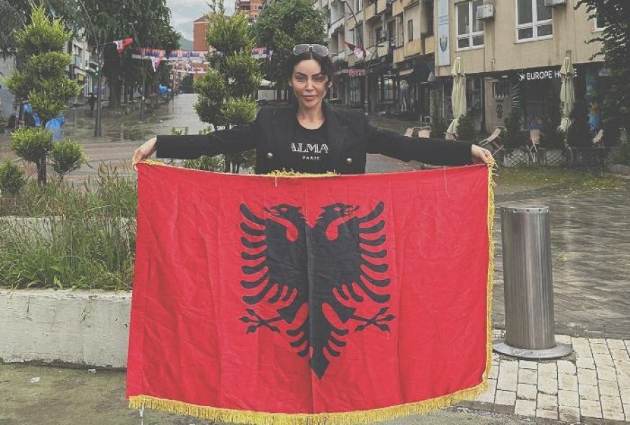 Fjolla Morina pozon me flamur kombëtar në Mitrovicën e Veriut