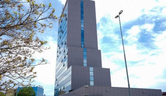 Politikani serb tenton t’i vendos flamujt e komuniteteve te Qeveria e Kosovës, ja çfarë ndodhi