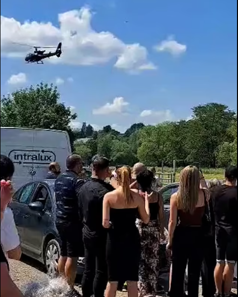 Ky person e sajoi vdekjen për t’i dhënë familjes një mësim, shfaqet në funeral me helikopter