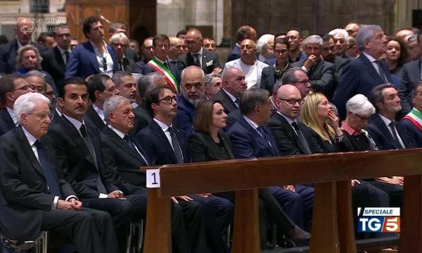 Berlusconit i jepet lamtumira në Katedralen e Milanos